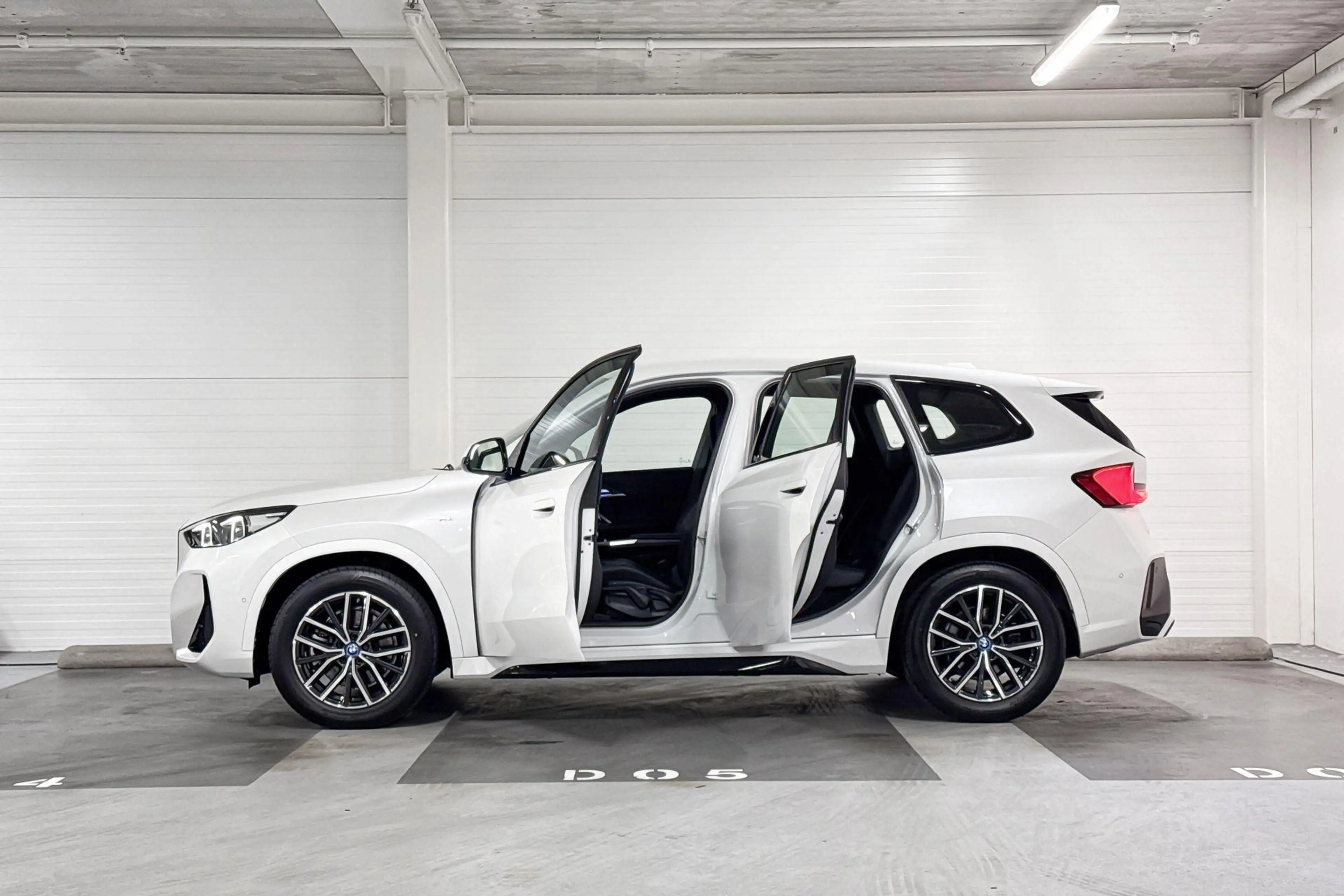BMW iX1 xDrive30 Launch Edition | Comfort Access | M-Sport — photo 3