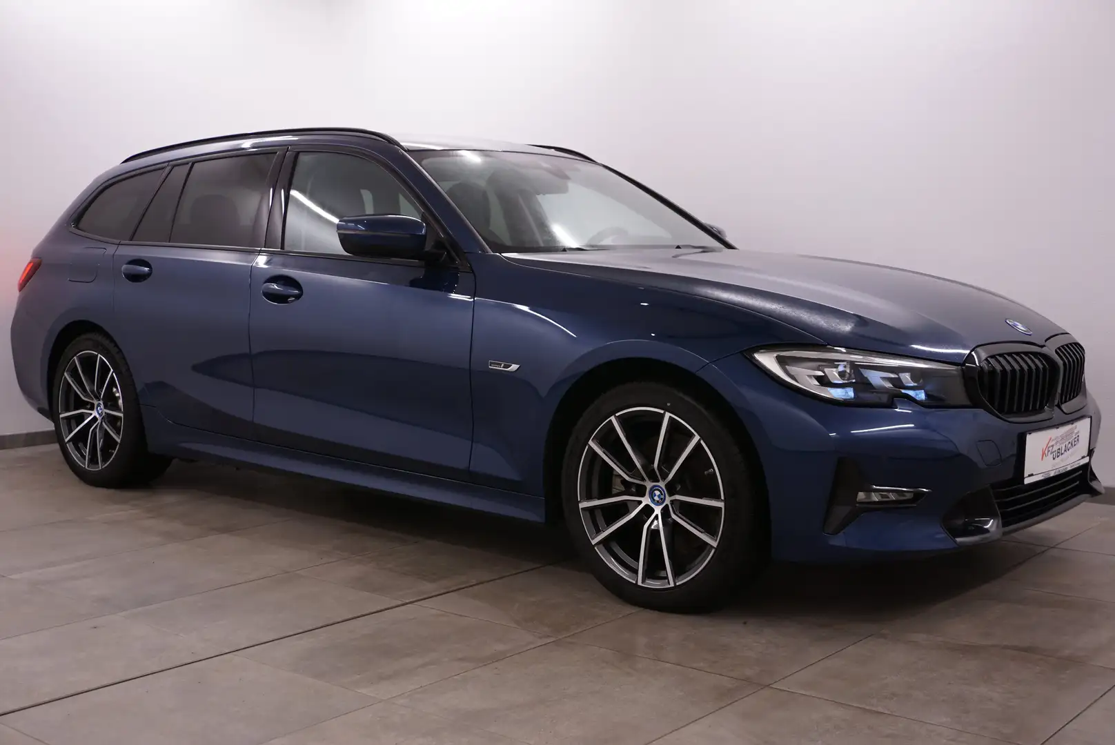 BMW 320 e Sport Line// Anhängervorrichtung // M-Lenkrad Blau - 1
