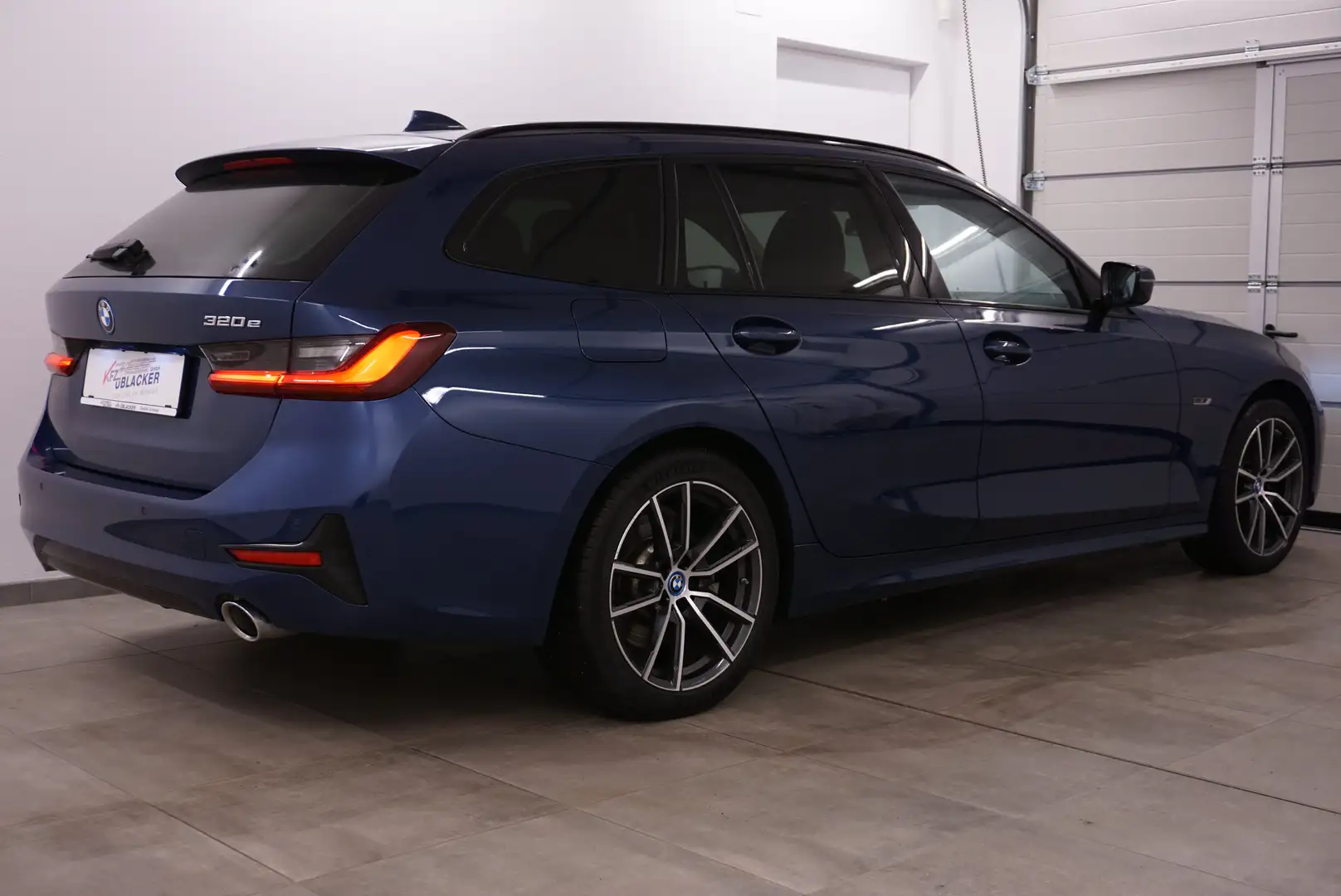 BMW 320 e Sport Line// Anhängervorrichtung // M-Lenkrad Blau - 2