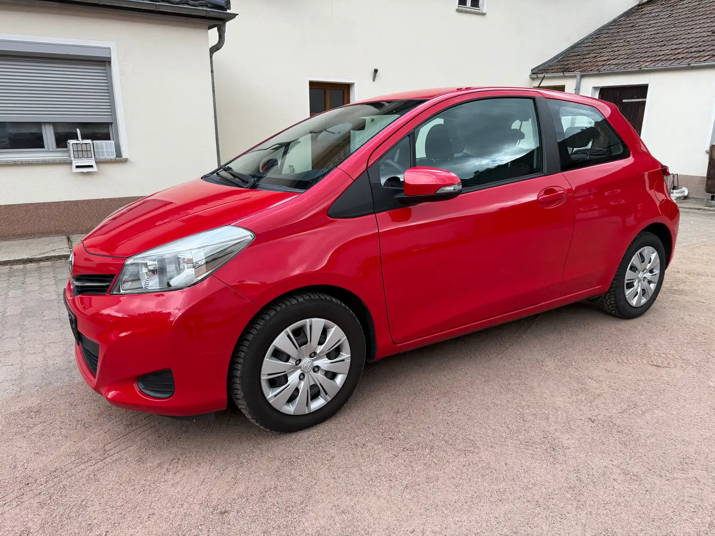 Toyota Yaris Yaris  3-Türer 1.33 VVT-i Life Rot - 2