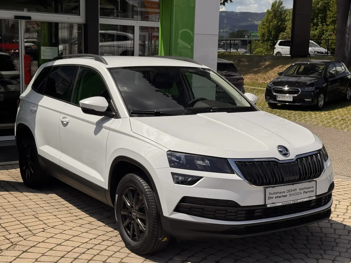 Skoda Karoq Active Weiß - 2