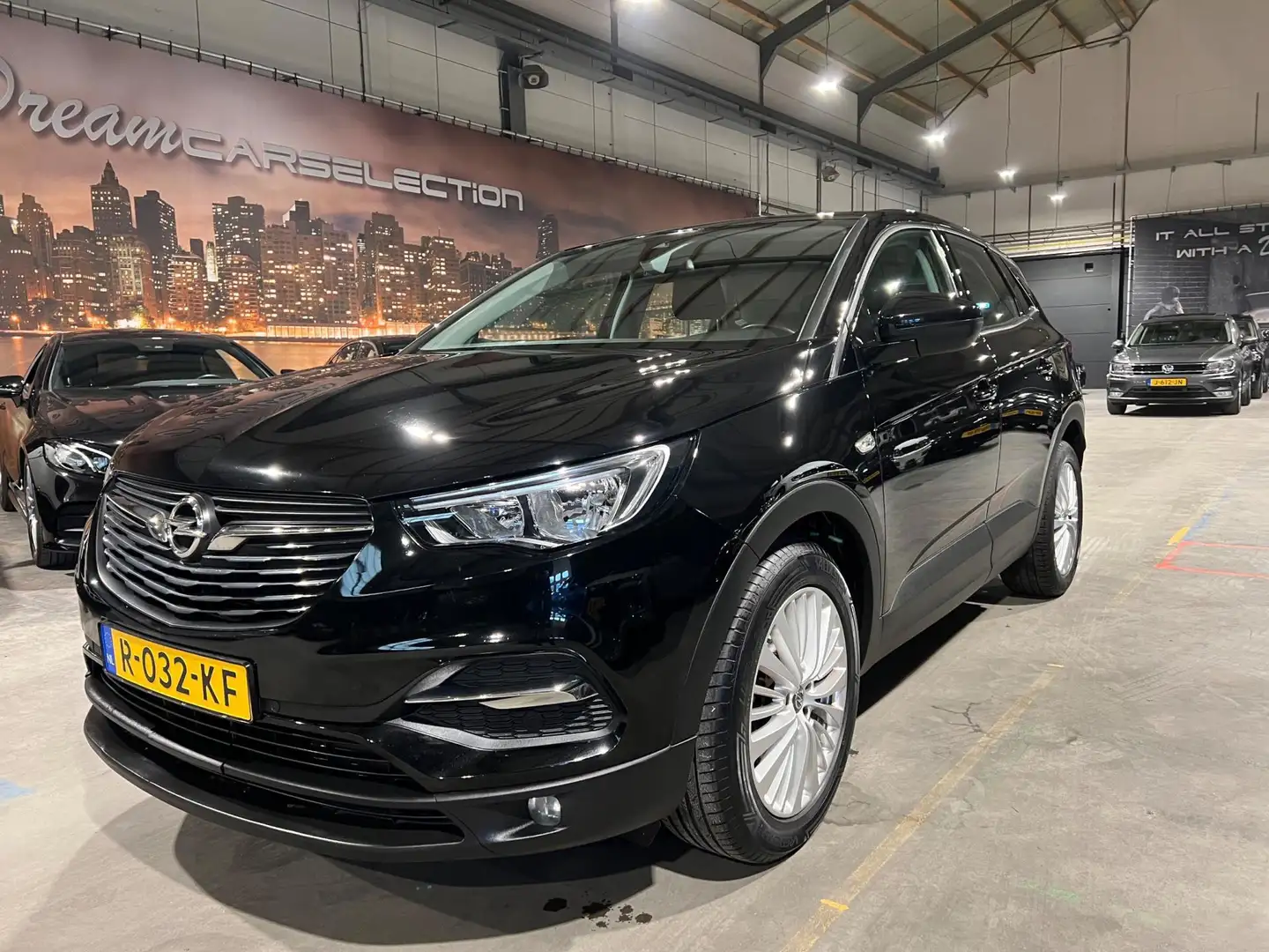 Opel Grandland X 1.2 Turbo Business Executive - Automaat - Climate Schwarz - 2