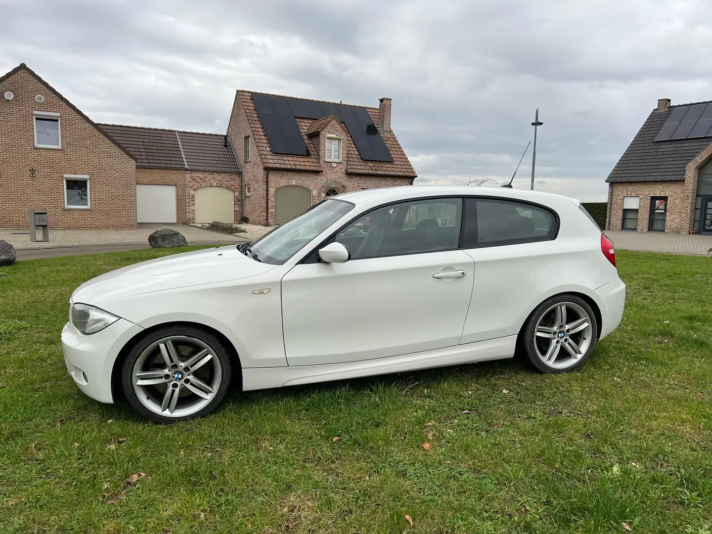 BMW 130 130i bijela - 1