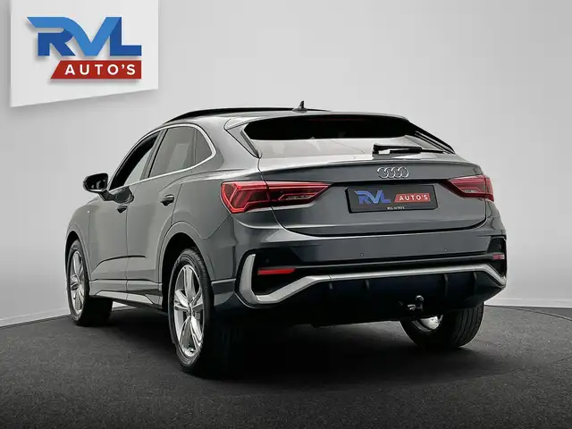 Audi Q3 view 3