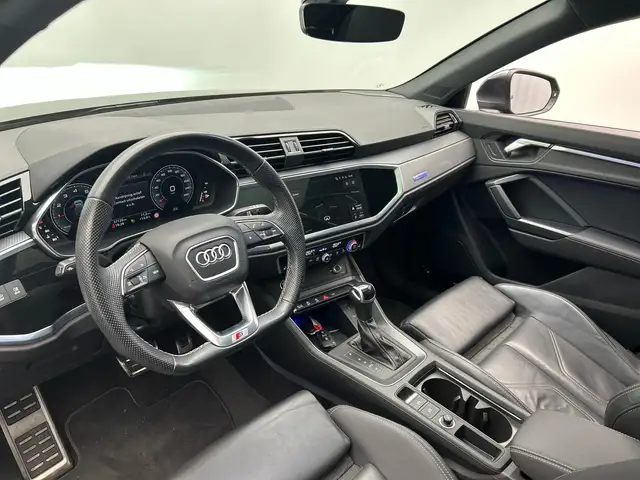 Audi Q3 view 15