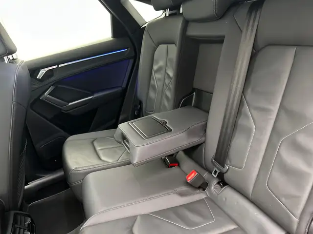 Audi Q3 view 16