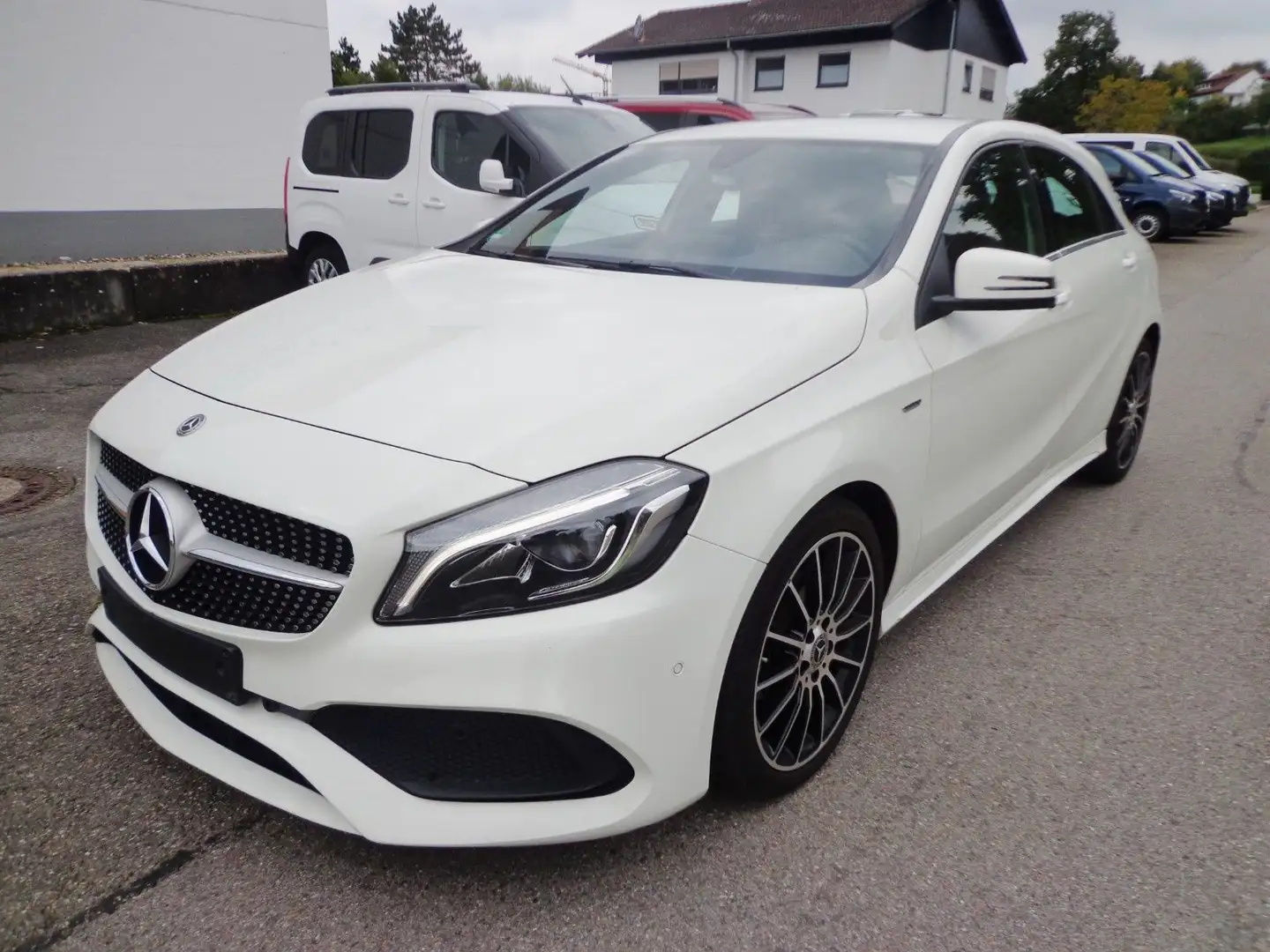Mercedes-Benz A 180 AMG-LINE PEAK EDITION NAVI LED RFK SHZ PTS TOP Blanc - 2