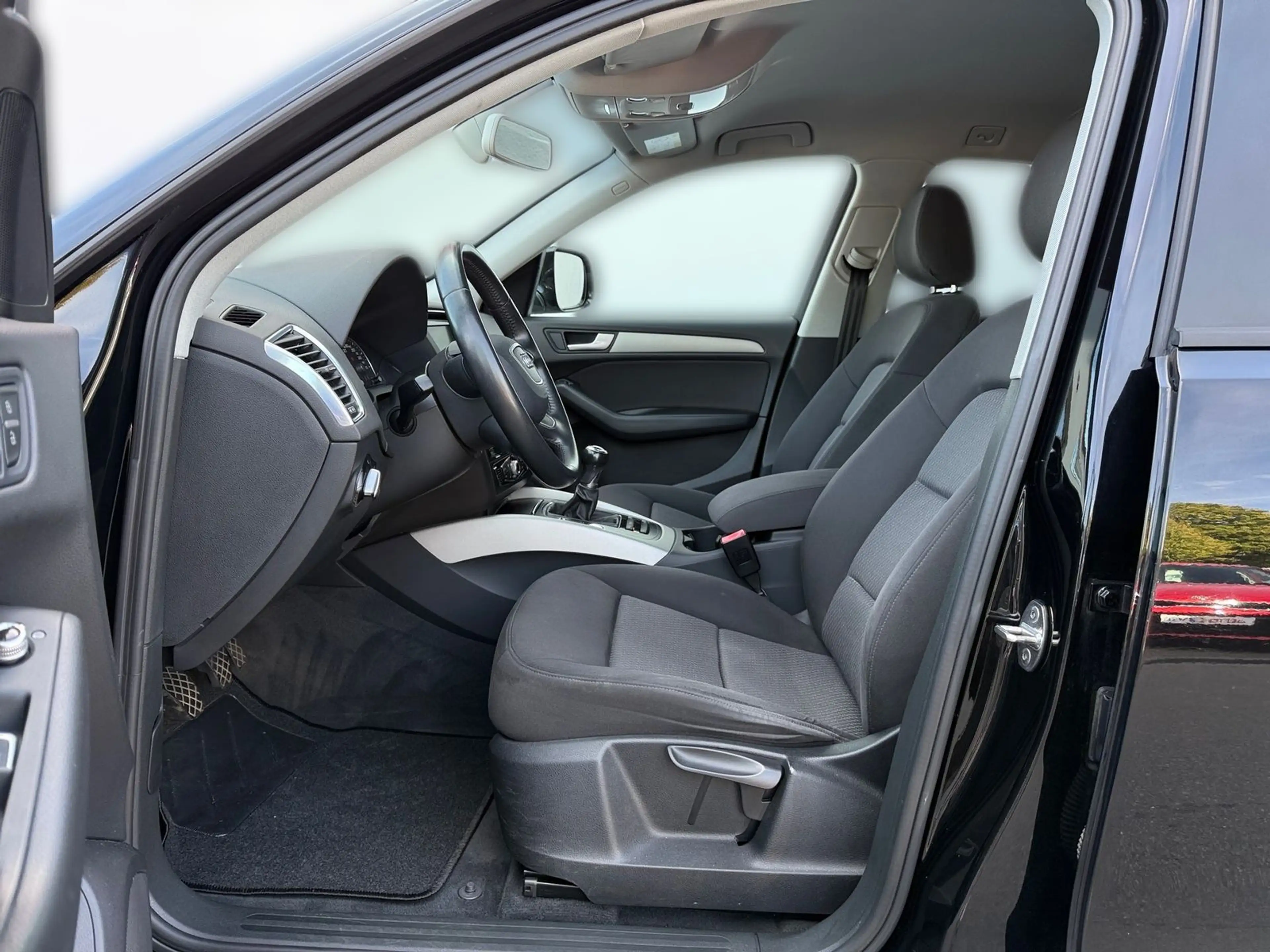 Audi Q5 2.0 TDI Xenon Sitzheizung Klimaaut. PDC AUX — photo 10