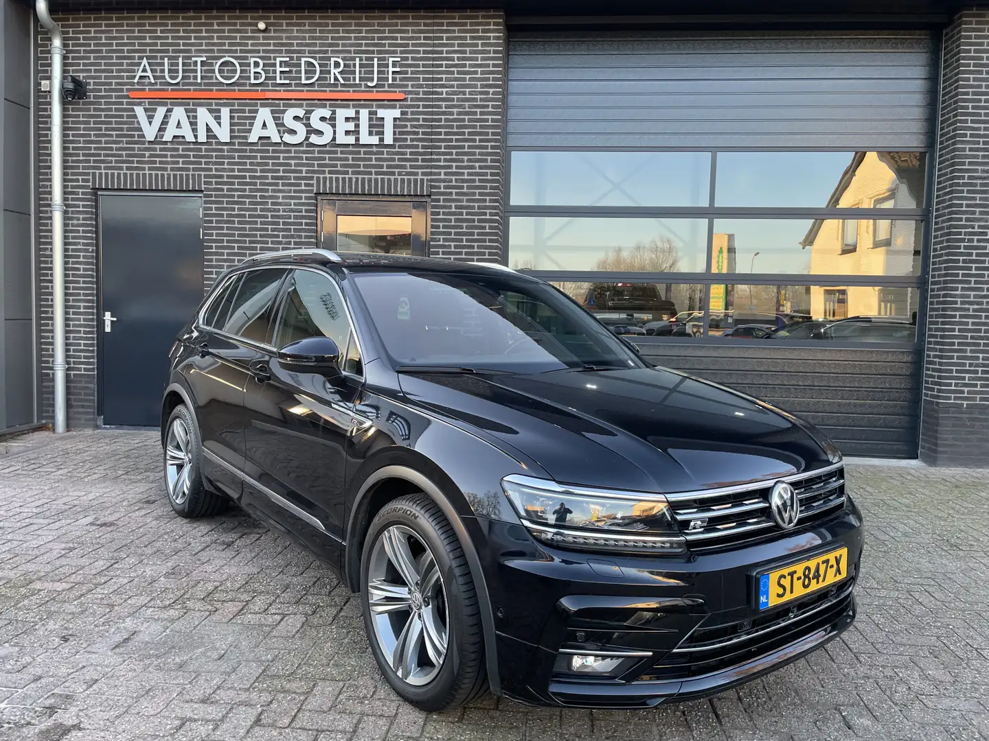 Volkswagen Tiguan 1.4 TSI ACT R line Panoramadak , Navi , Clima Schwarz - 1