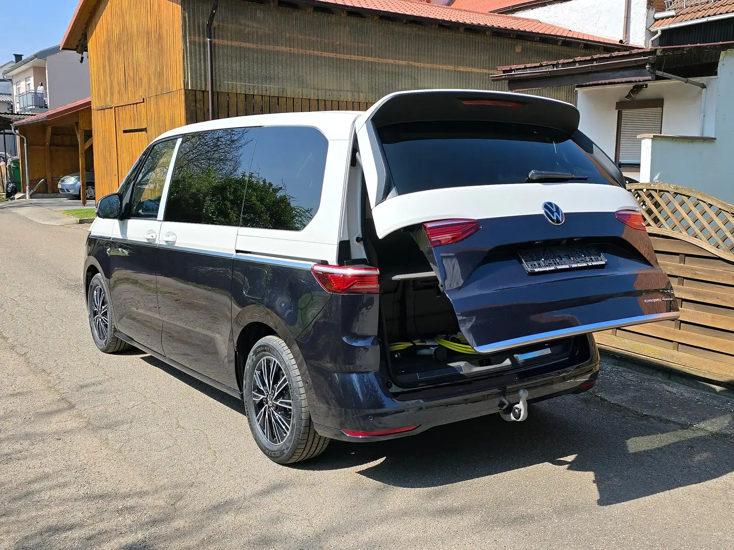 Volkswagen T7 Multivan e hybrid Allrad, 360 Grad, AHK, 7Sitze Vis A Vis Weiß - 1