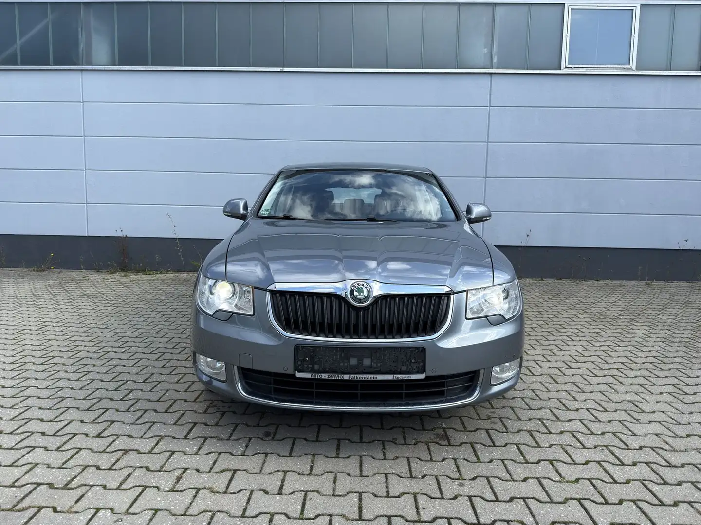 Skoda Superb 1.8 TSI Elegance BI-XENON*LEDER*NAVI*PDC* Grau - 2