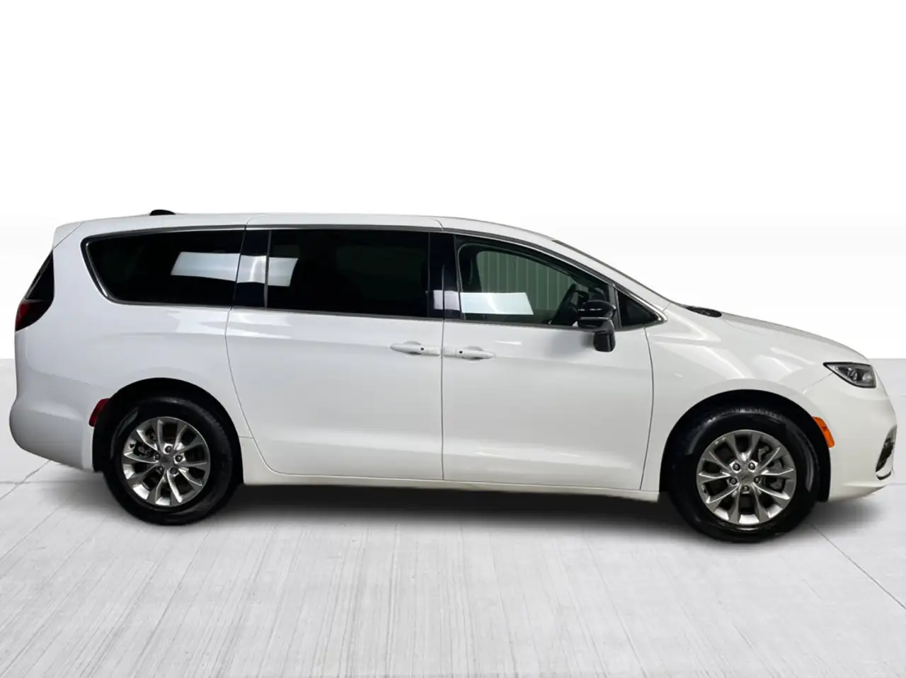 Chrysler Pacifica photo Chrysler Pacifica