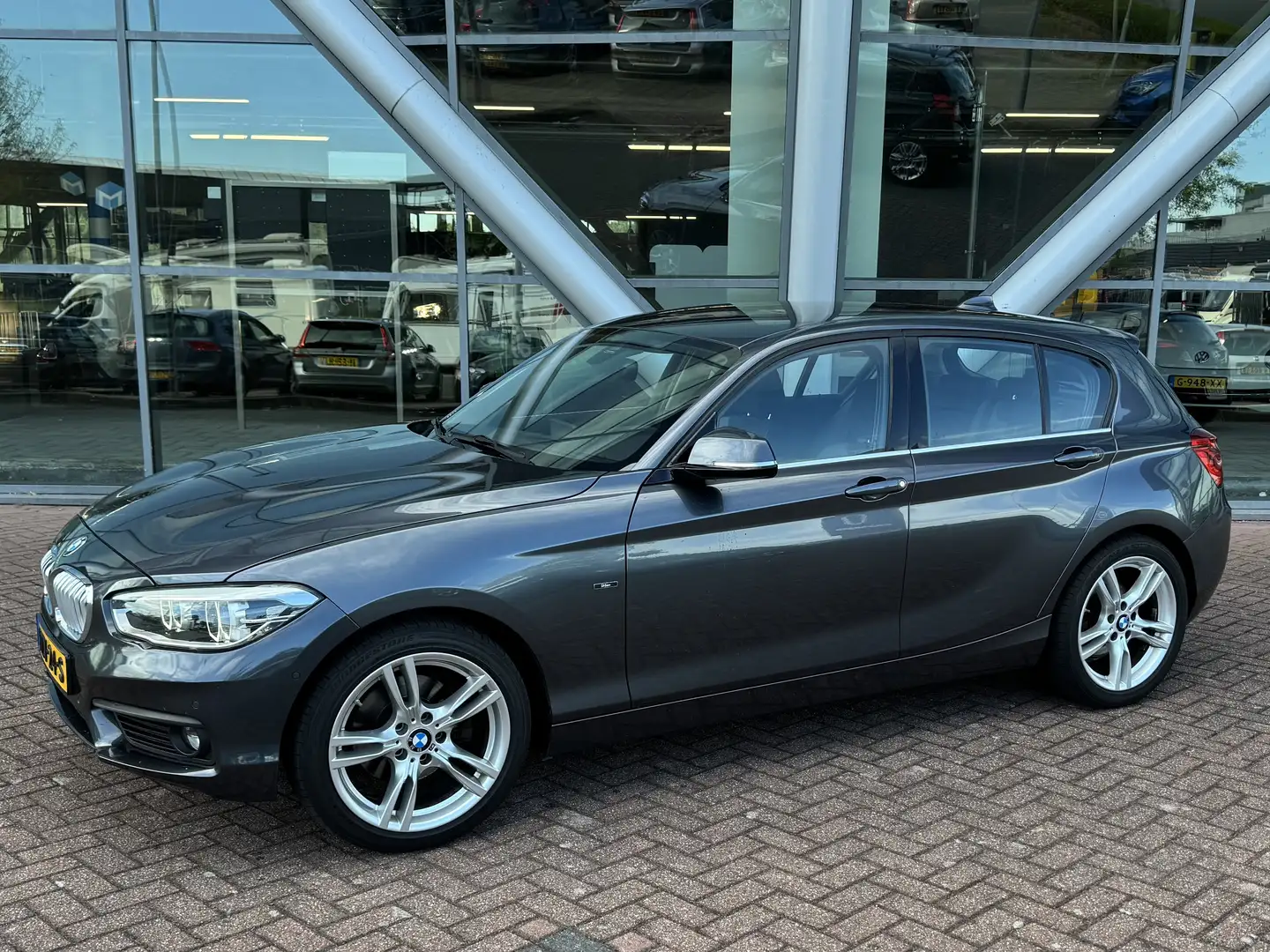 BMW 125 BMW f20 1-Serie 2.0 125I 5DR 2015 Grijs 218pk Grijs - 1