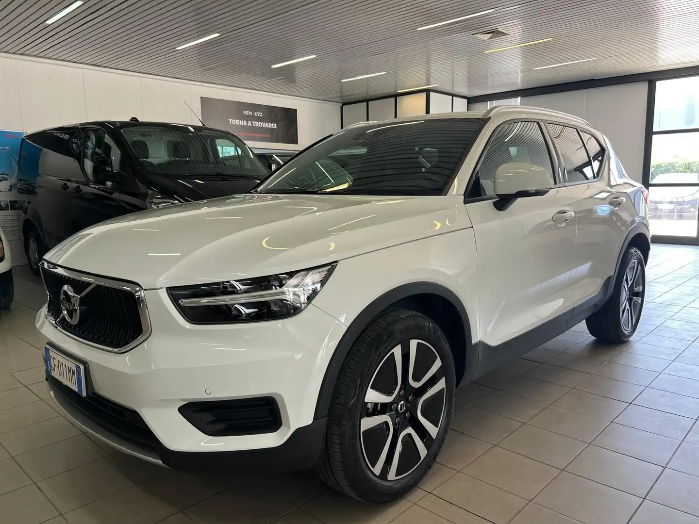 Volvo XC40 1.5 T2 Benzina Momentum Automatico KM 43.000 Bianco - 1