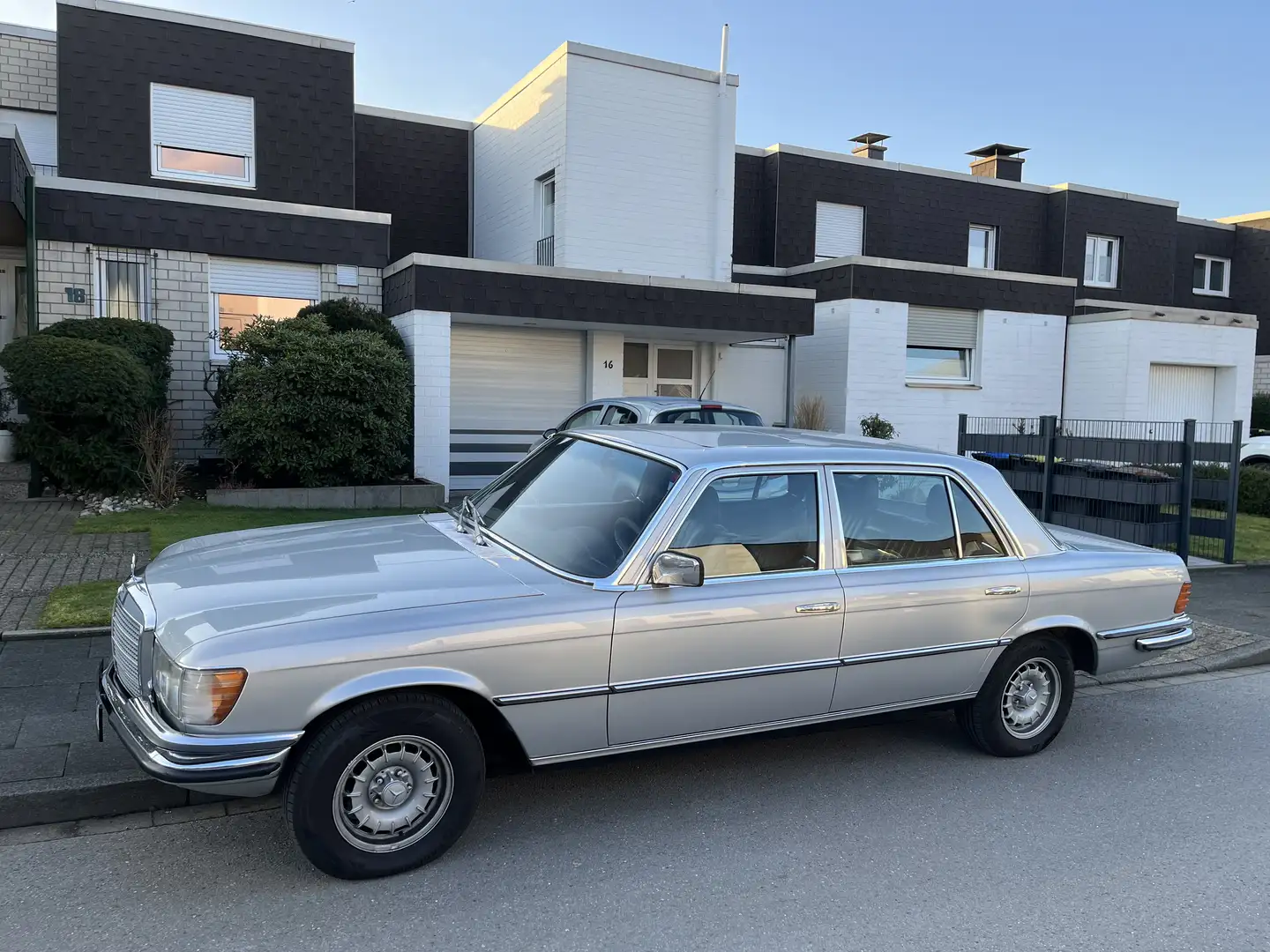 Mercedes-Benz 450 SEL Plateado - 1