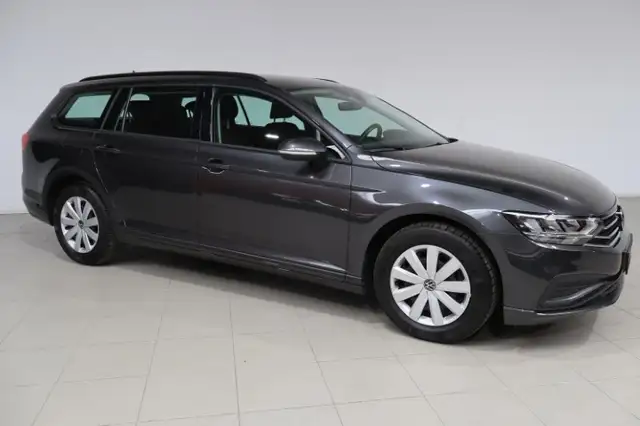 Volkswagen Passat view 3