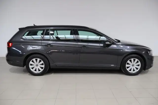 Volkswagen Passat view 6