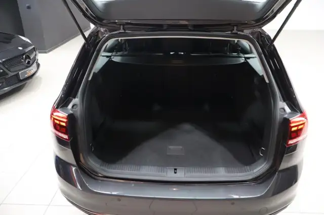 Volkswagen Passat view 11