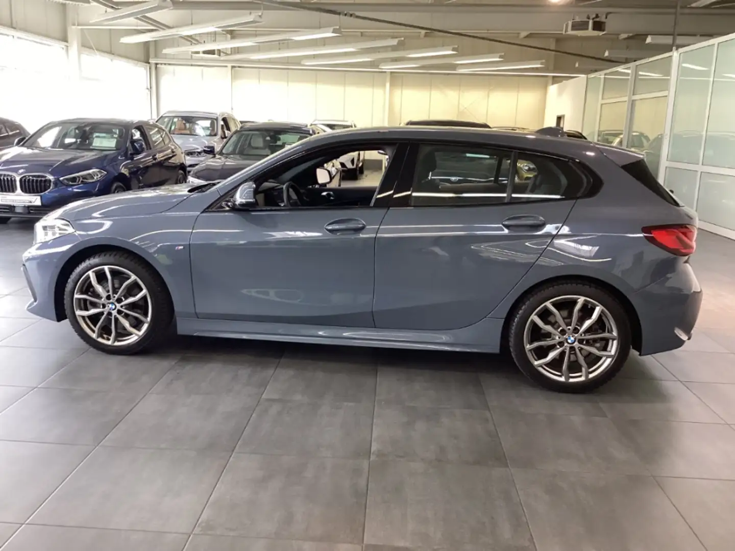 BMW 120 iA M Sport 18'' AHK Comf.Pak. HiFi LCProf ParkAss Grau - 2