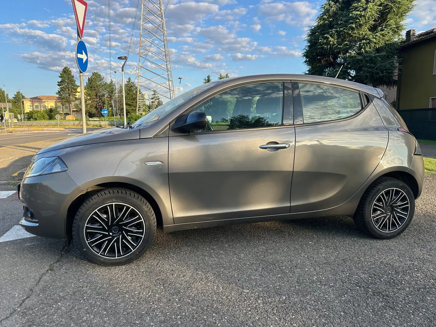 Lancia Ypsilon Ypsilon III 1.0 hybrid NO VINCOLI Gris - 1