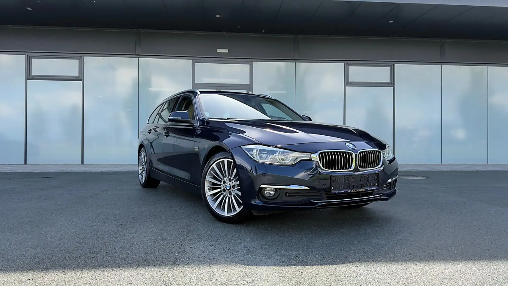 BMW 318 d Touring Luxury Line Aut. BMW Individual Blau - 2