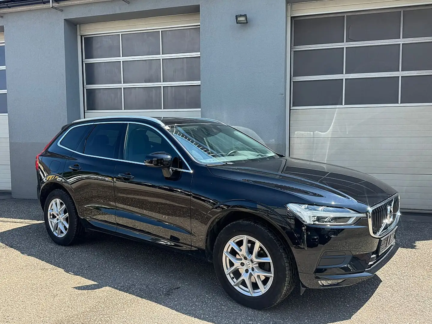 Volvo XC60 D4 Momentum Pro Geartronic Schwarz - 1