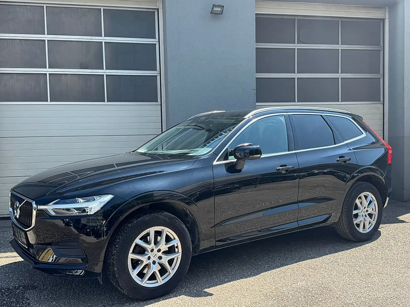 Volvo XC60 D4 Momentum Pro Geartronic Schwarz - 2