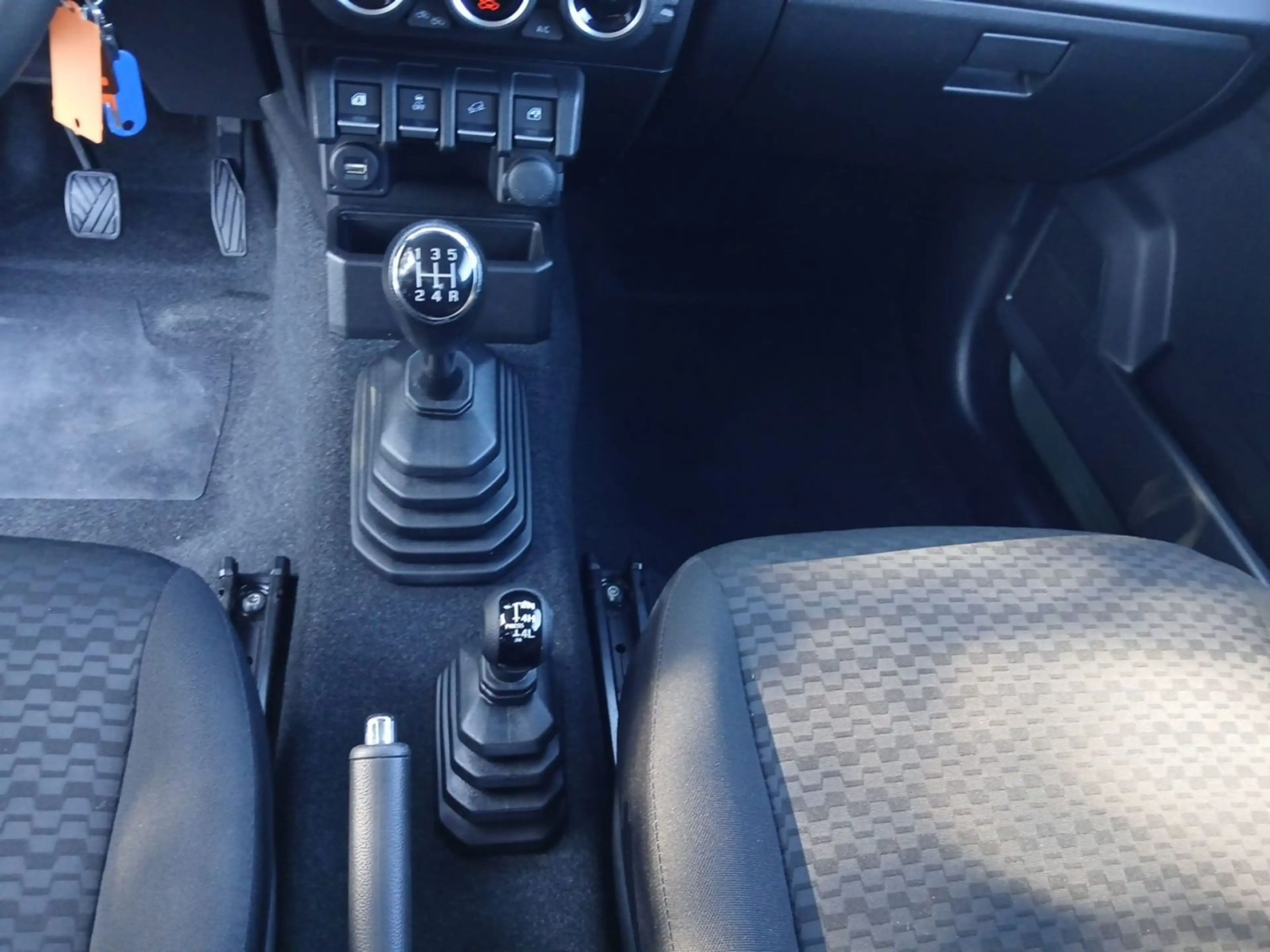 Suzuki Jimny 1.5 4x4 Comfort Radio-CD*Bluetooth*Klima — photo 14