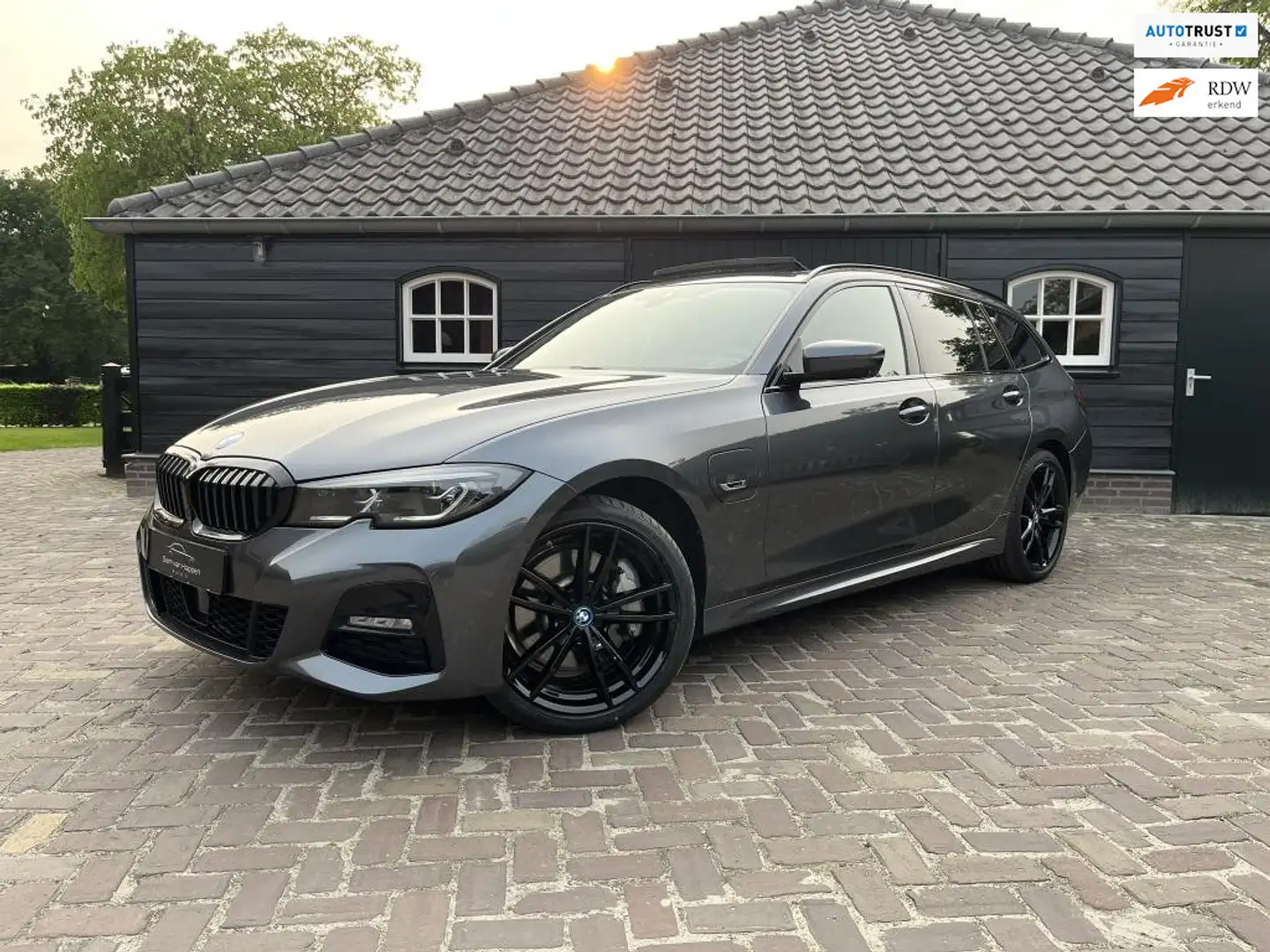 BMW 330 3-serie Touring 330e M-Sport| Pano| ACC| 360| Lase Grijs - 1