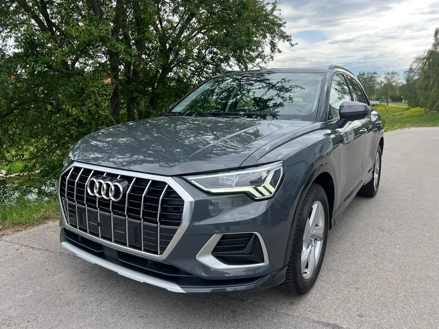 Audi Q3 35 TDI advanced exterieur Grau - 1