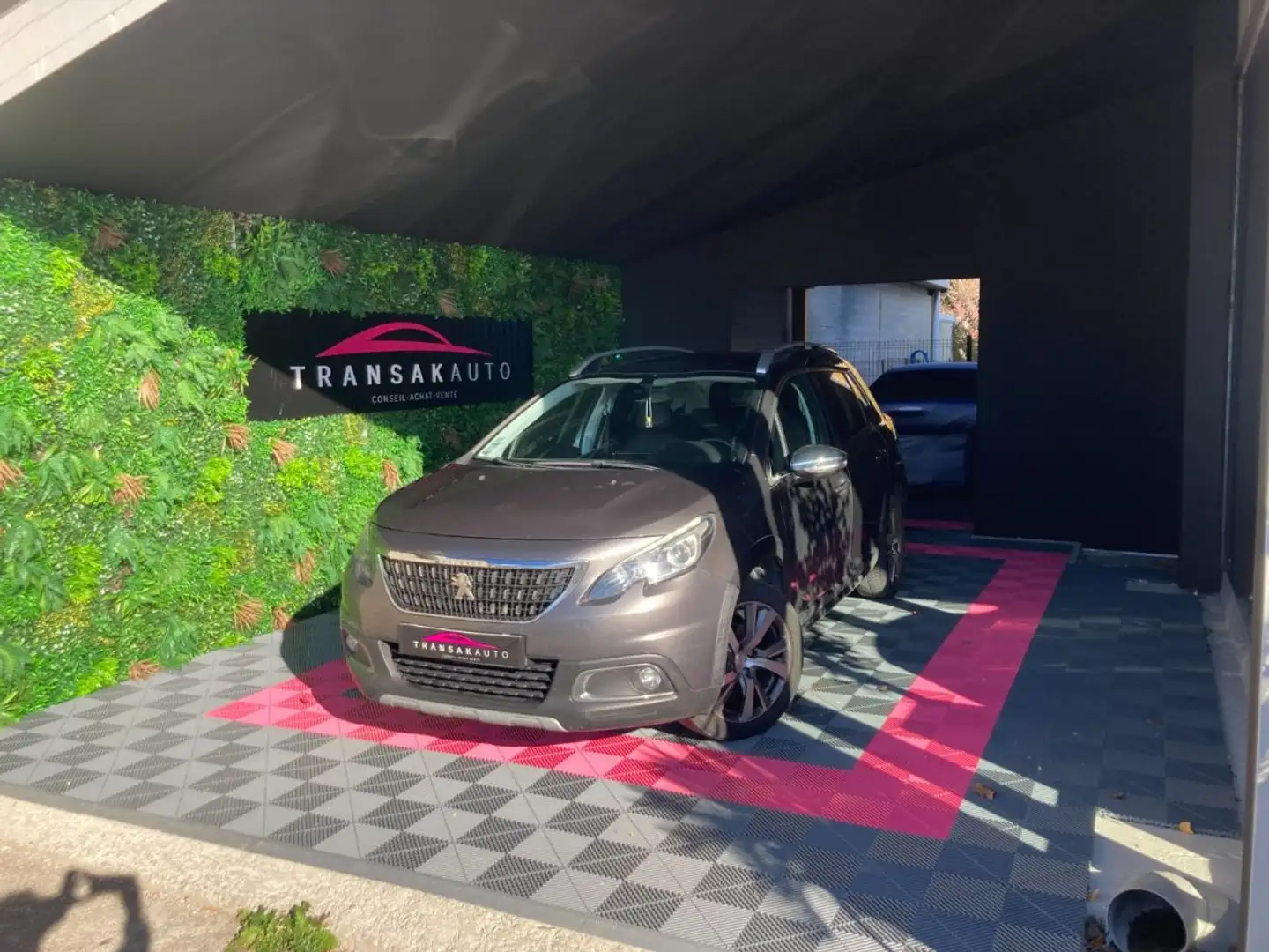 Peugeot 2008 Crossway 1.6 BlueHDi 100 ch ~ Toit pano ~ Caméra de recul ~ Ecran ~ GPS ~ Régulateur/Limiteur de vitesse ~ Clim Auto Bi-z Gris - 1