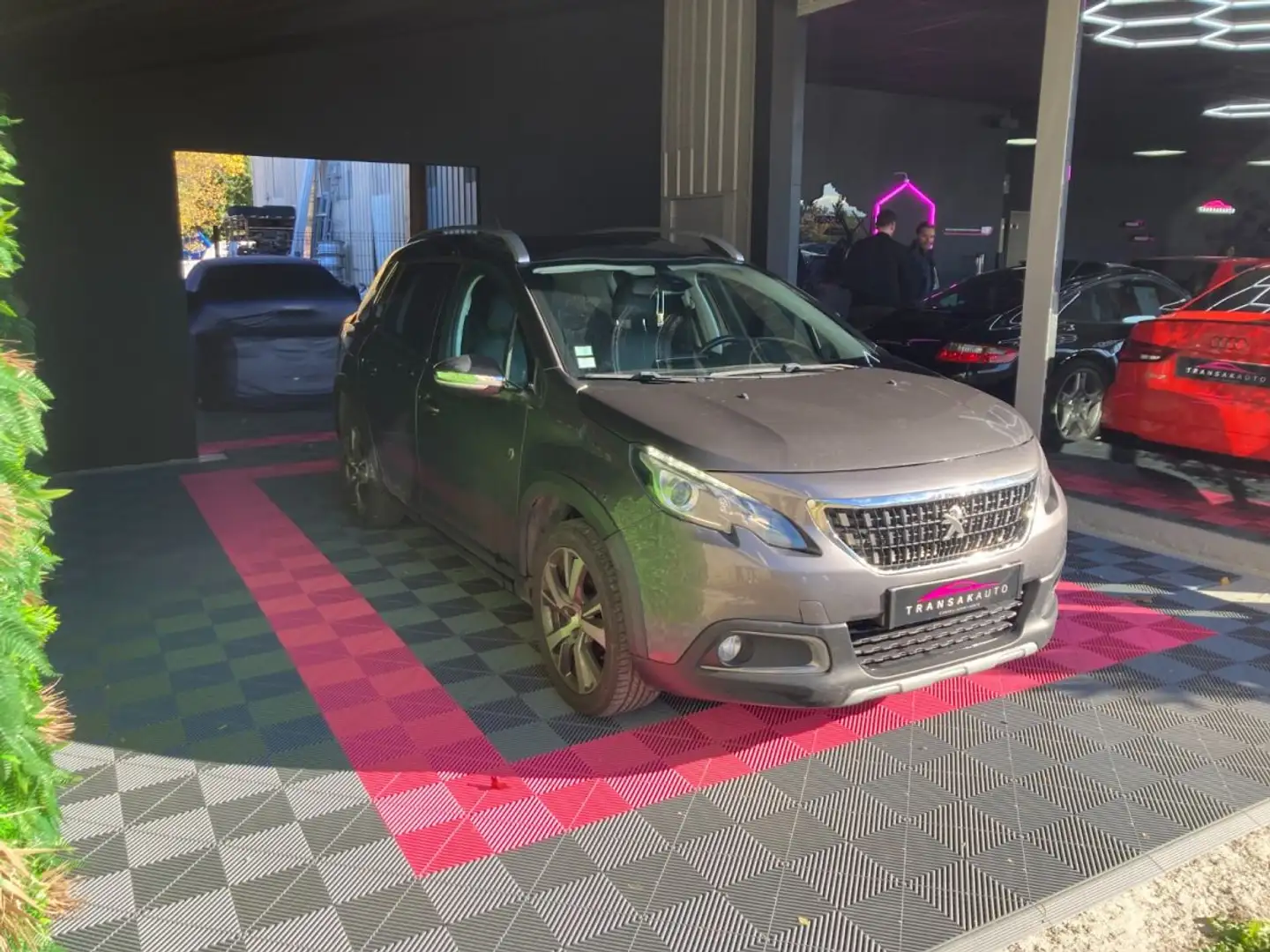 Peugeot 2008 Crossway 1.6 BlueHDi 100 ch ~ Toit pano ~ Caméra de recul ~ Ecran ~ GPS ~ Régulateur/Limiteur de vitesse ~ Clim Auto Bi-z Gris - 2