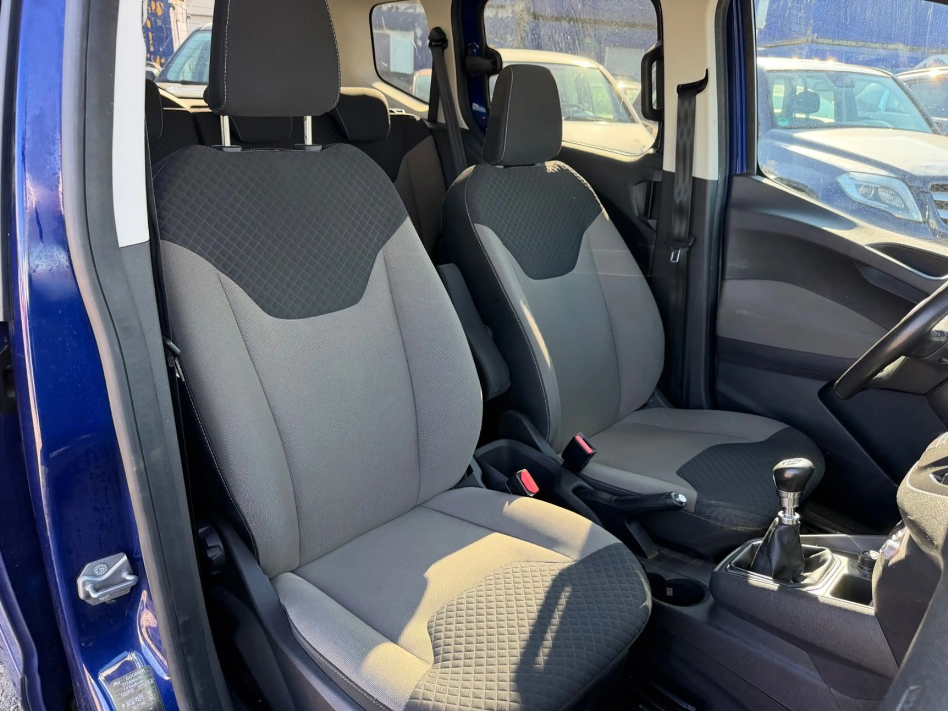 Ford Tourneo Courier Titanium — photo 14