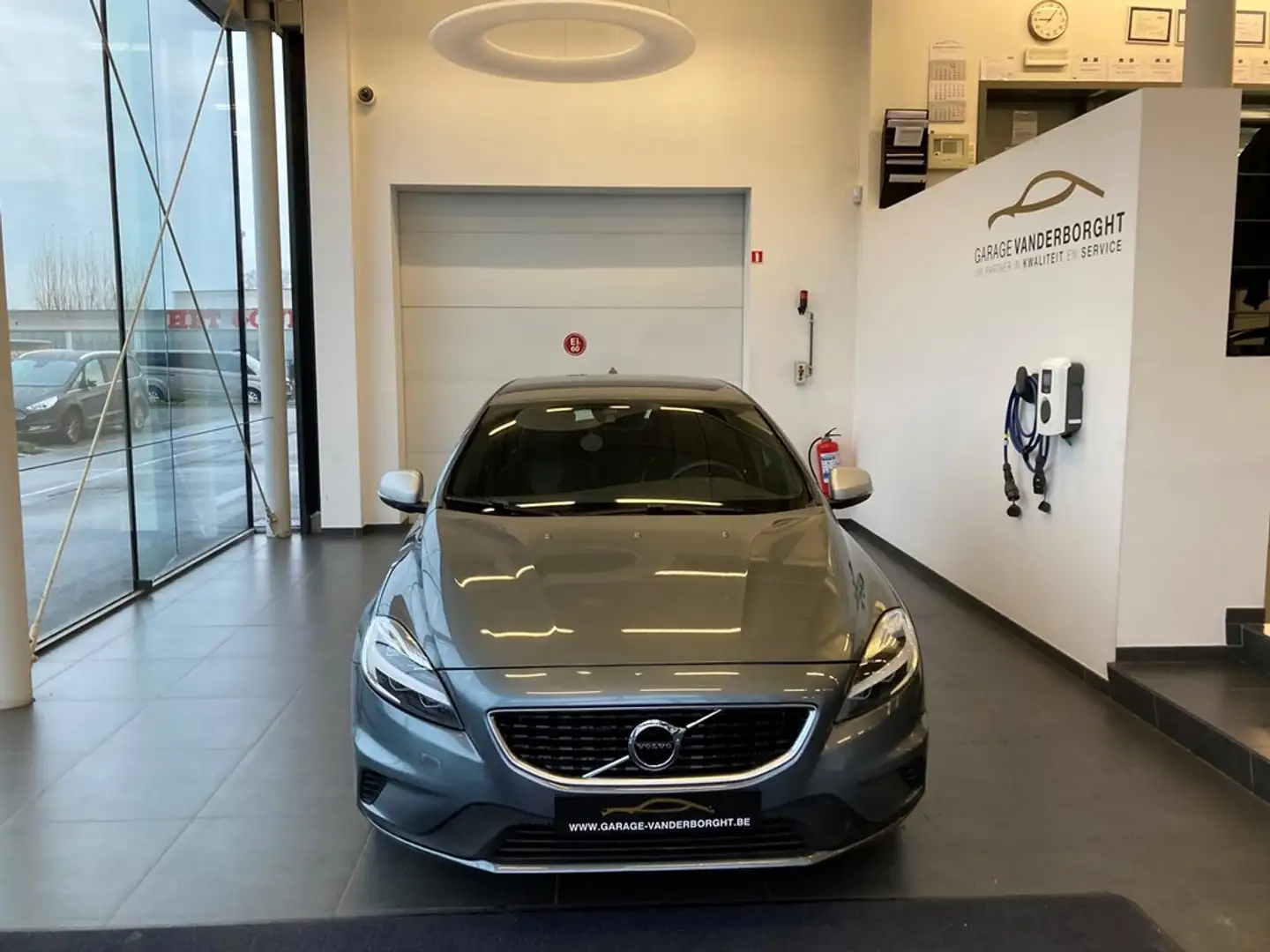 Volvo V40 R-DESIGN BENZINE AUTOMAAT Grijs - 2