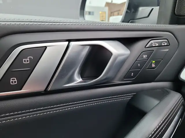 BMW X6 view 24