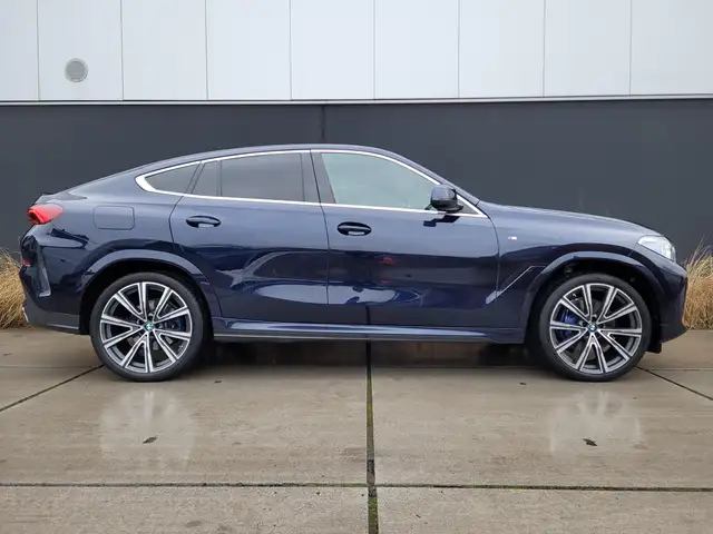 BMW X6 view 2
