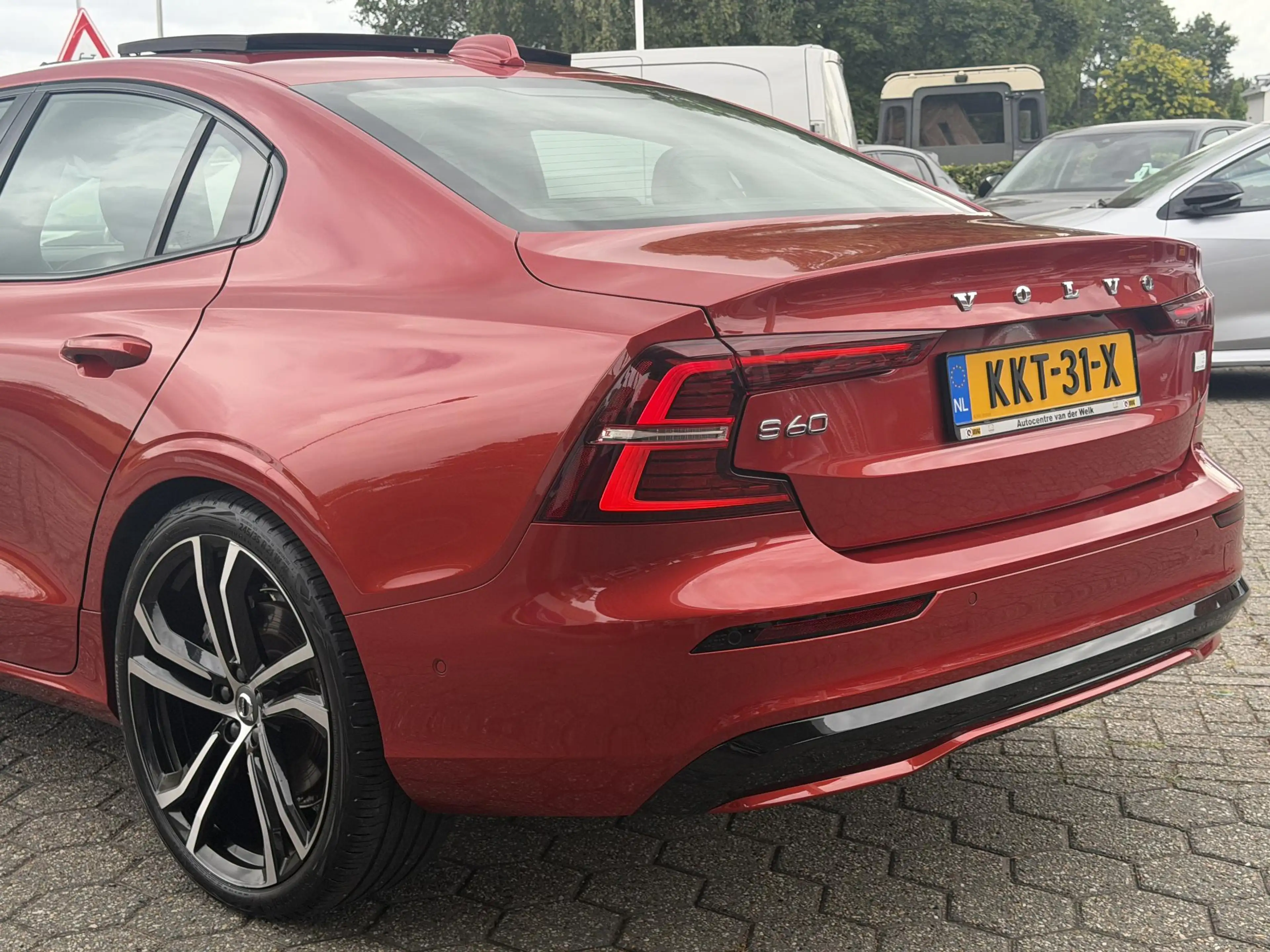 Volvo S60 2.0 Recharge T8 AWD Ultimate Bright PANO | 21" Vel — photo 10