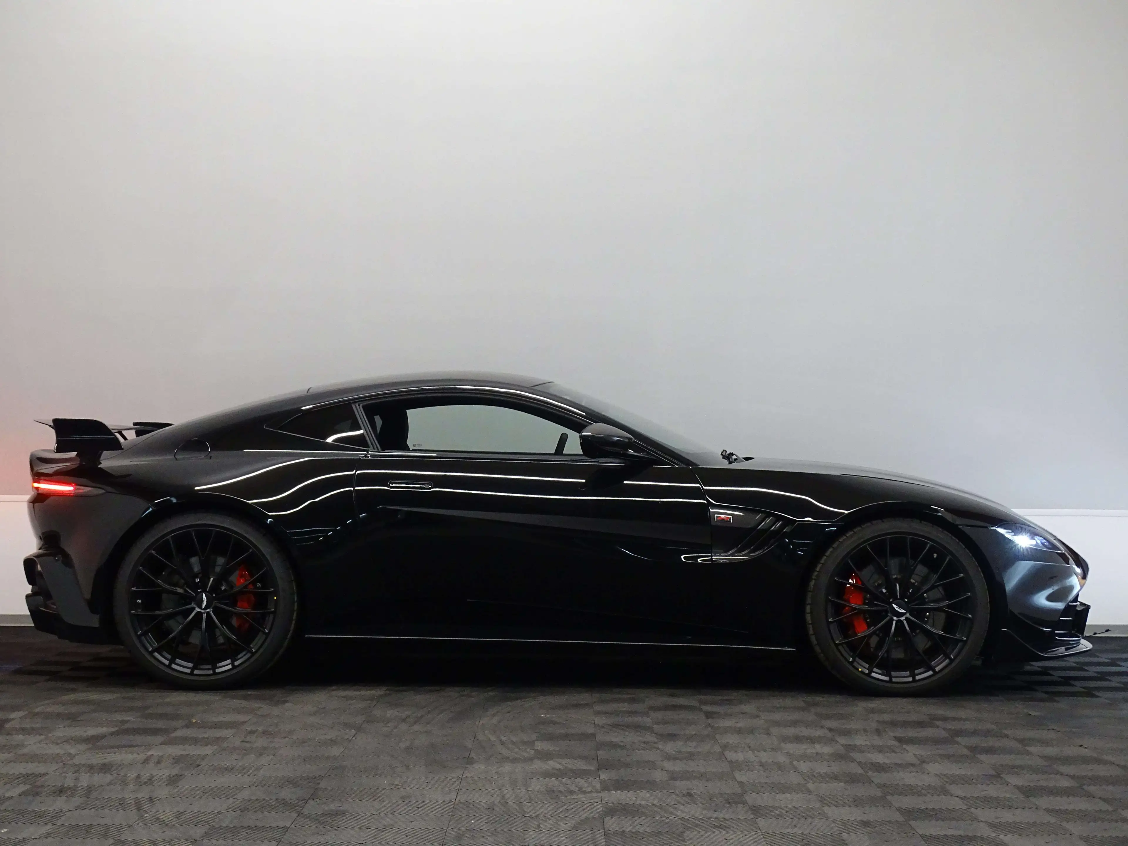 Aston Martin Vantage F1 Edition — photo 4