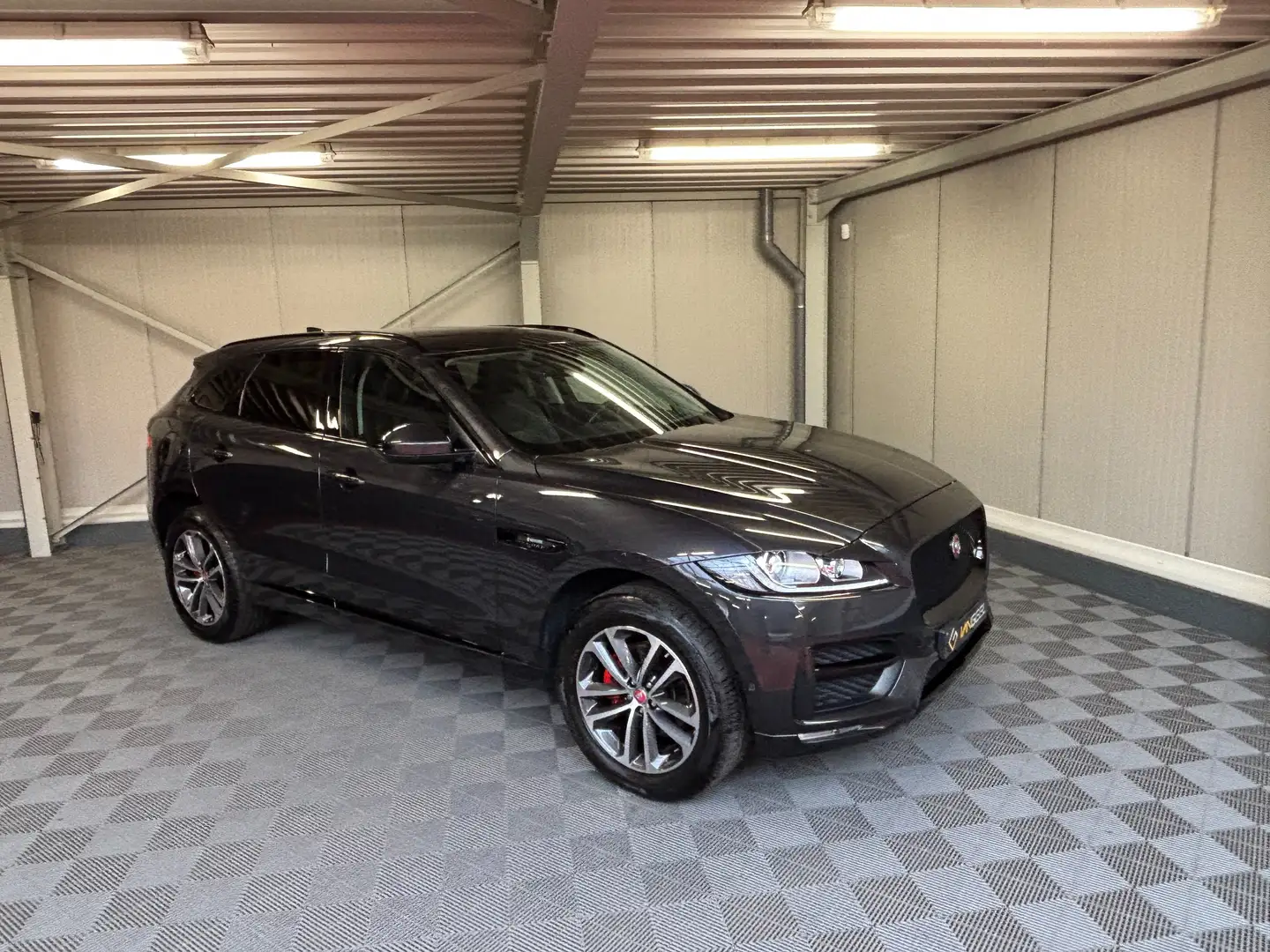 Jaguar F-Pace F-Pace AWD R-Sport Pano Stooelverw Trekh AppelCar Gris - 1