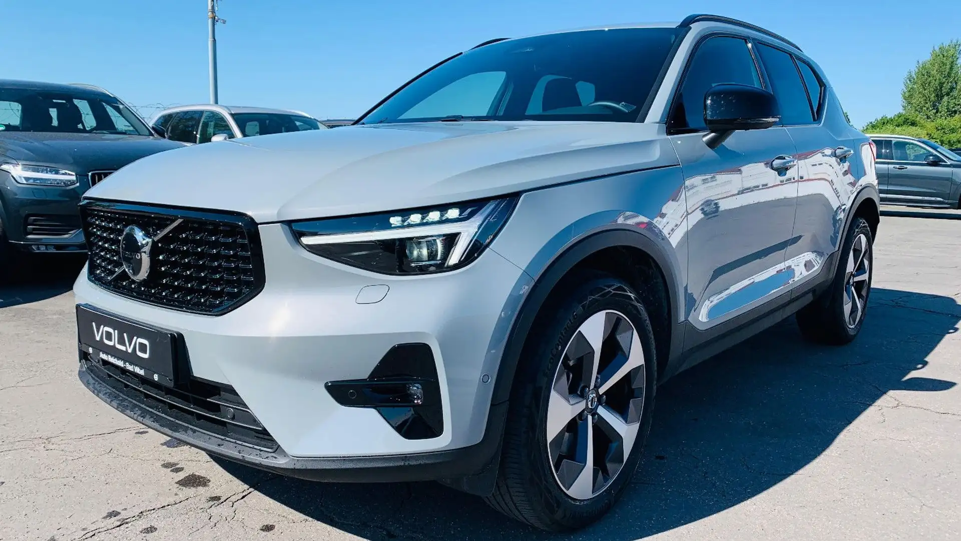 Volvo XC40 B3 B Aut. Plus Dark AHK 360° ACC Pilot BLIS Grau - 1