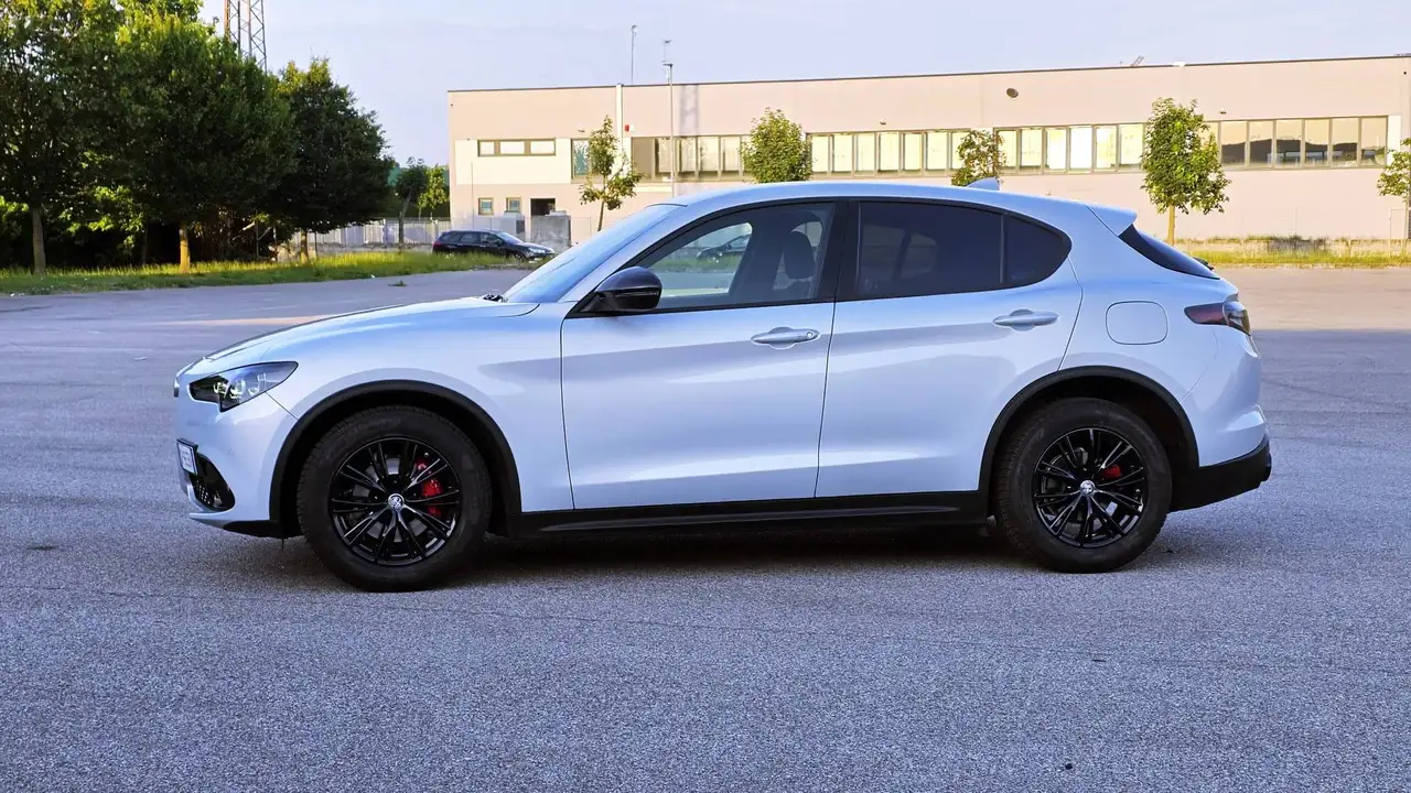 Alfa Romeo Stelvio 2023 — фото 17
