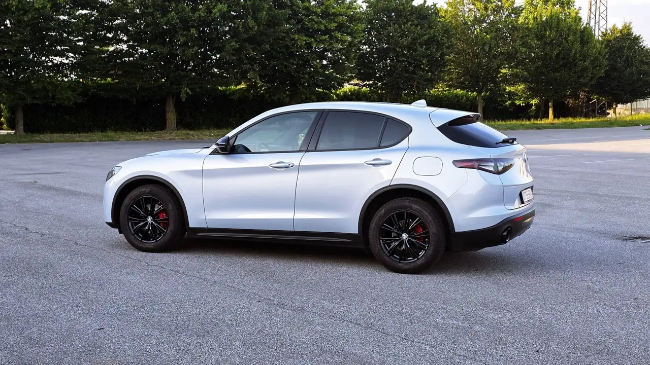 Alfa Romeo Stelvio 2023 — фото 18