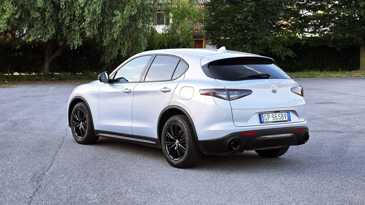 Alfa Romeo Stelvio 2023 — фото 19