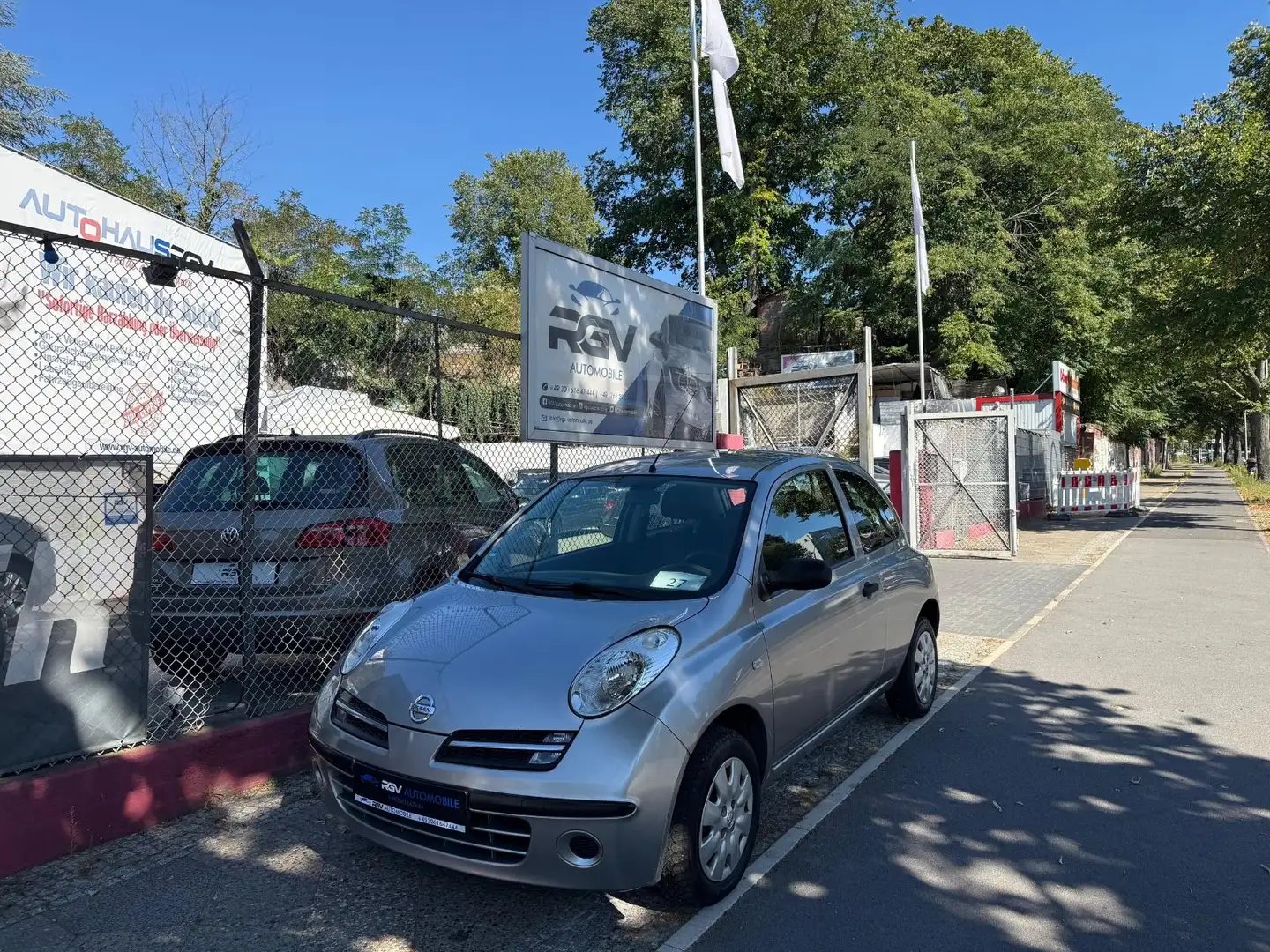 Nissan Micra Visia Silber - 1