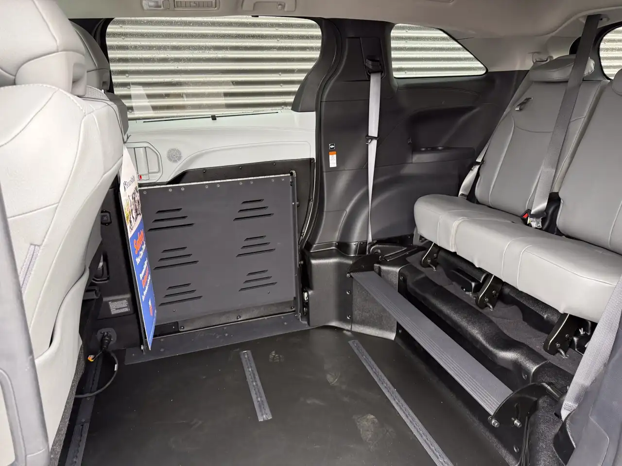 Toyota Sienna снимка Toyota Sienna