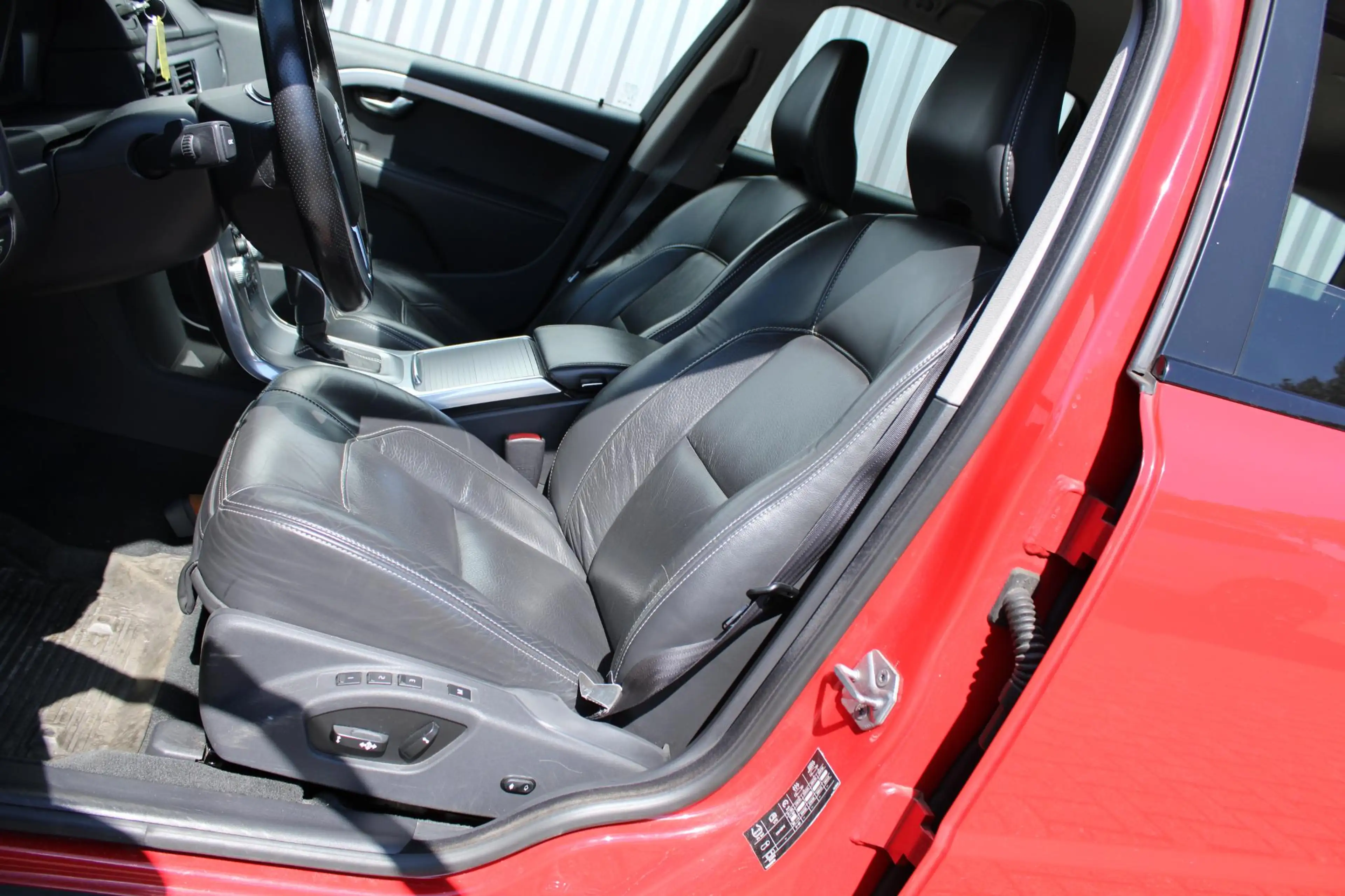 Volvo V70 2.0 T4 Inscription Edition — photo 12