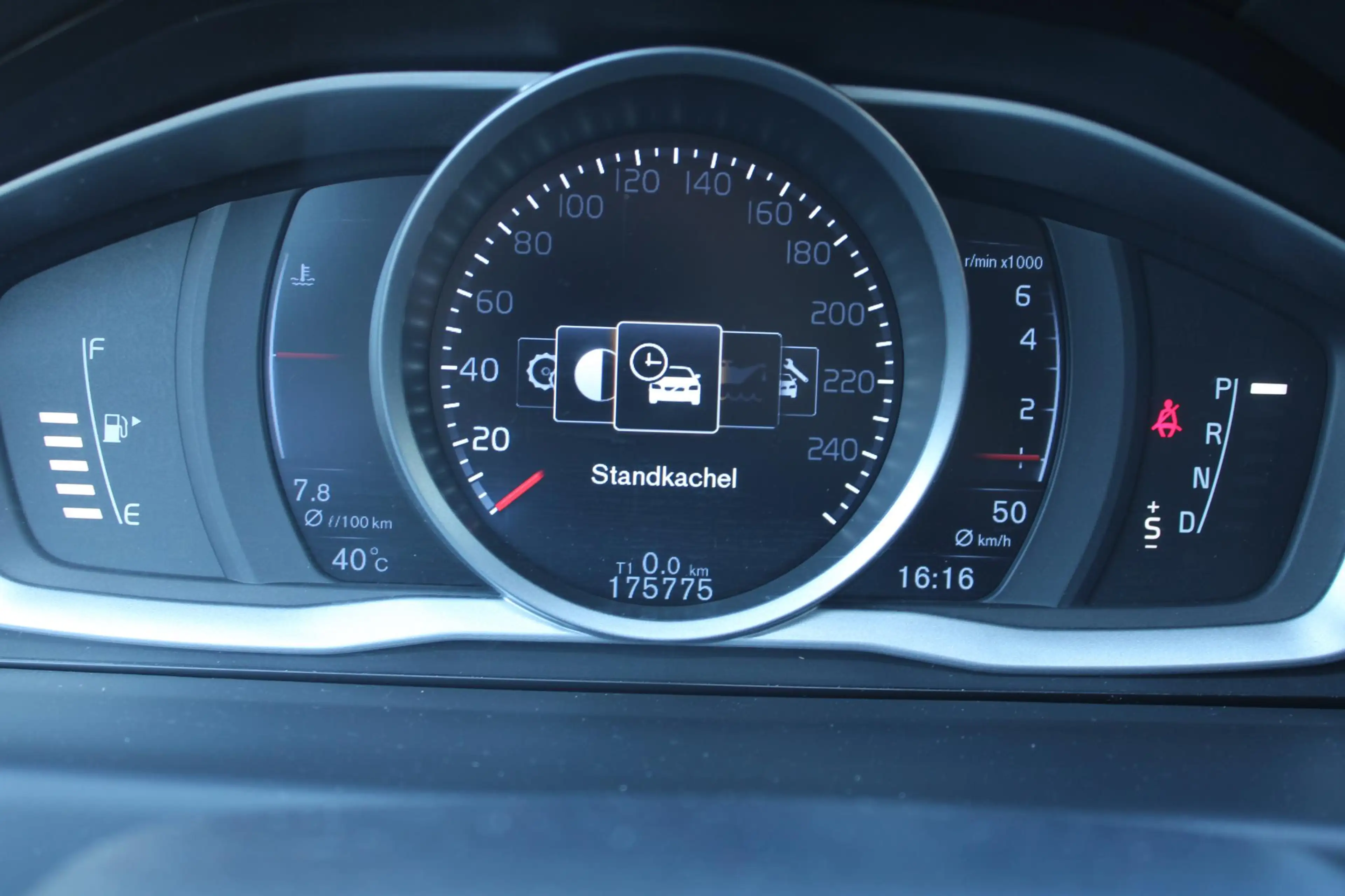 Volvo V70 2.0 T4 Inscription Edition — photo 13