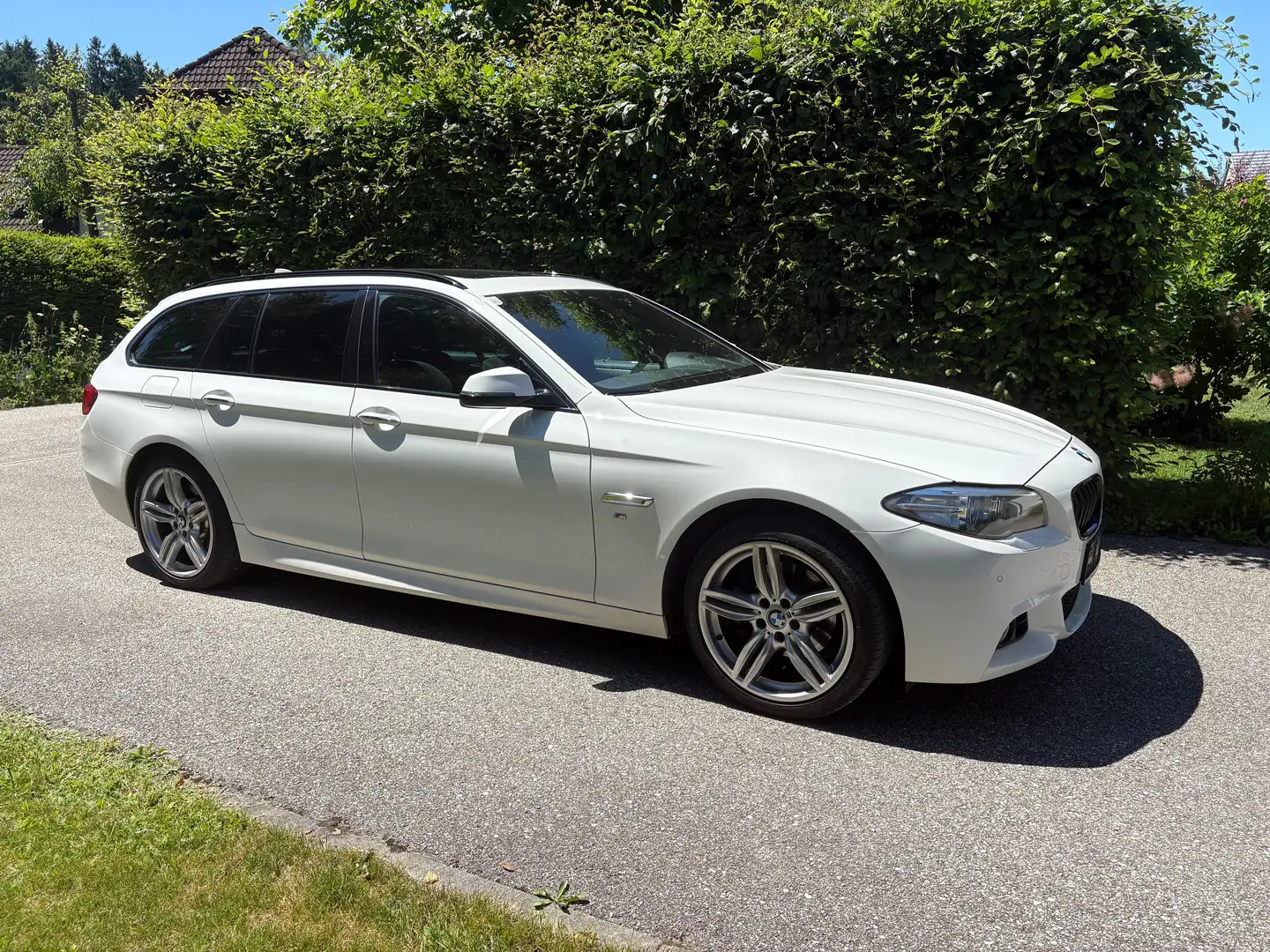 BMW 520 520d xDrive Touring AUT/PANORAMA/AHK/M-Ausstattung Білий - 1