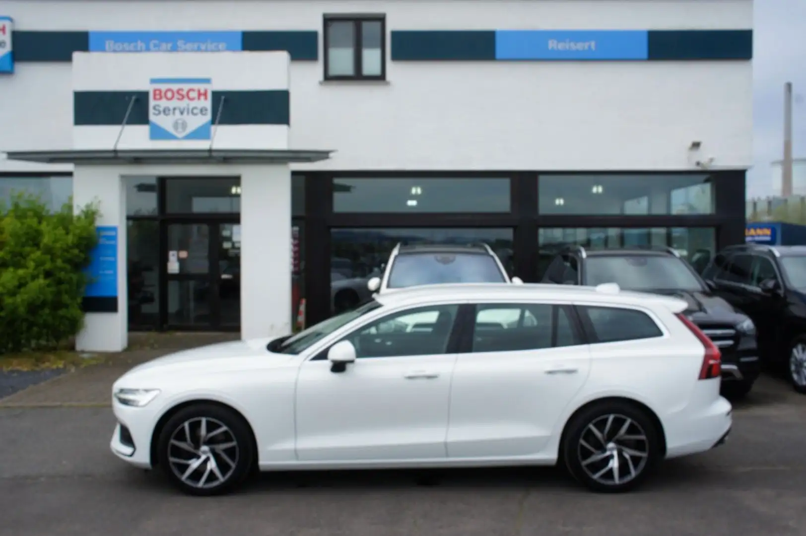 Volvo V60 Kombi Momentum Pro T4*AHK*KAMERA*LEDER*SHZ* Bianco - 2