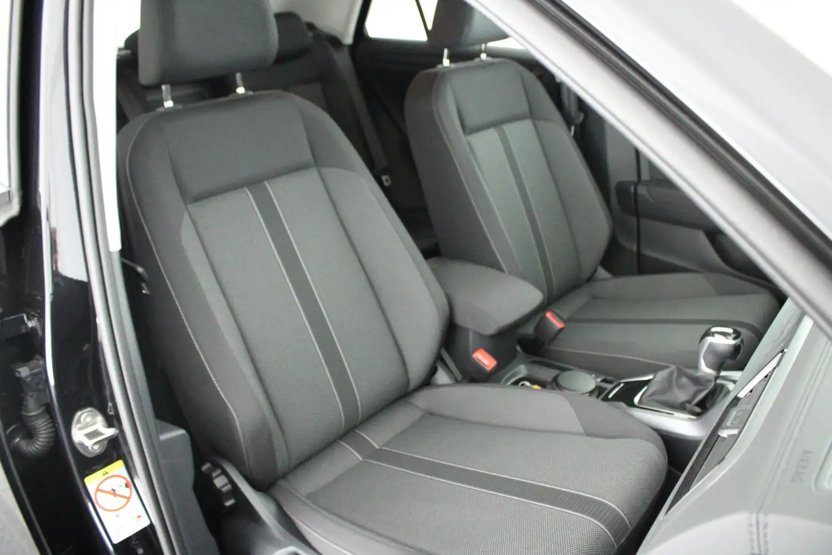 Volkswagen T-Roc 1.5 TSI 150pk DSG Life Edition Camera Navigatie AC Zwart - 2